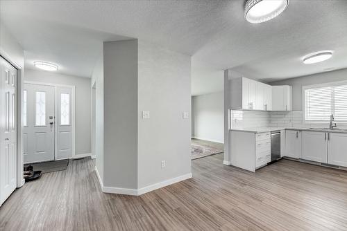 1375 Orchard Drive, Kelowna, BC - Indoor Photo Showing Kitchen