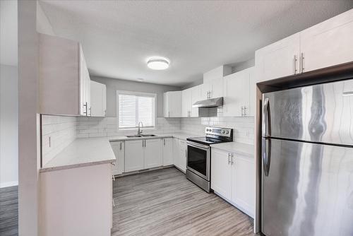 1375/1377 Orchard Drive, Kelowna, BC - Indoor Photo Showing Kitchen With Double Sink