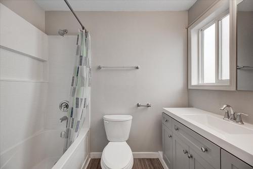 1375/1377 Orchard Drive, Kelowna, BC - Indoor Photo Showing Bathroom