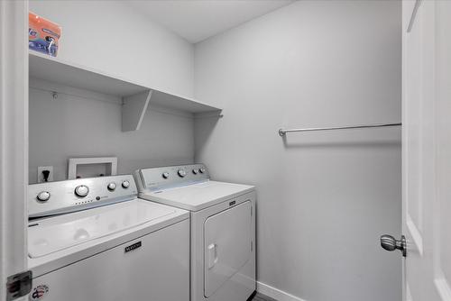 1375/1377 Orchard Drive, Kelowna, BC - Indoor Photo Showing Laundry Room