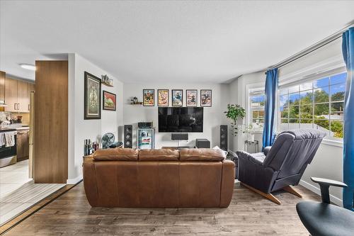 1375/1377 Orchard Drive, Kelowna, BC - Indoor Photo Showing Living Room