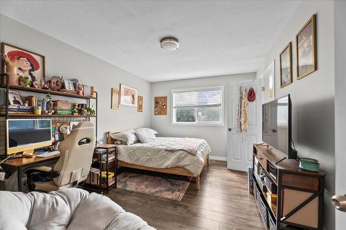 1375/1377 Orchard Drive, Kelowna, BC - Indoor Photo Showing Bedroom