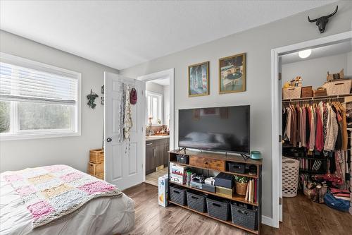 1375/1377 Orchard Drive, Kelowna, BC - Indoor Photo Showing Bedroom