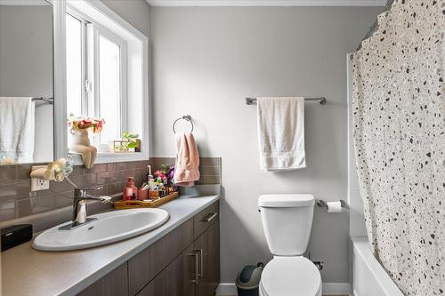 1375/1377 Orchard Drive, Kelowna, BC - Indoor Photo Showing Bathroom