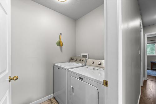 1375/1377 Orchard Drive, Kelowna, BC - Indoor Photo Showing Laundry Room