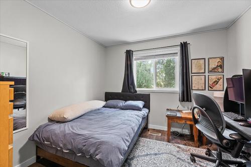 1375/1377 Orchard Drive, Kelowna, BC - Indoor Photo Showing Bedroom