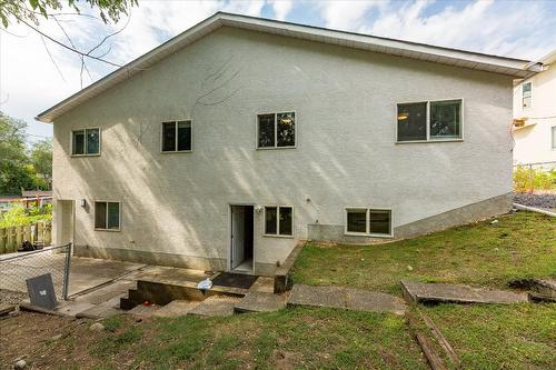 1375/1377 Orchard Drive, Kelowna, BC - Outdoor