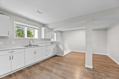 1375/1377 Orchard Drive, Kelowna, BC - Indoor Photo Showing Kitchen With Double Sink