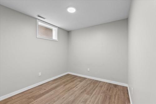 1375/1377 Orchard Drive, Kelowna, BC - Indoor Photo Showing Other Room