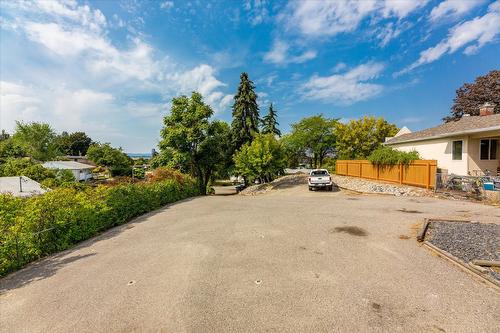 1375/1377 Orchard Drive, Kelowna, BC - Outdoor