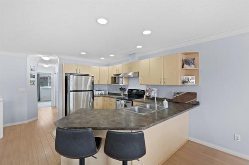 25-1945 Grasslands Boulevard, Kamloops, BC - Indoor Photo Showing Kitchen With Double Sink