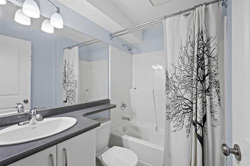 25-1945 Grasslands Boulevard, Kamloops, BC - Indoor Photo Showing Bathroom