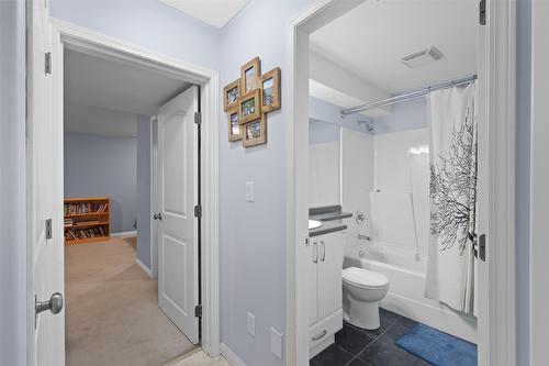 25-1945 Grasslands Boulevard, Kamloops, BC - Indoor Photo Showing Bathroom