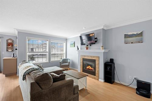 25-1945 Grasslands Boulevard, Kamloops, BC - Indoor Photo Showing Living Room With Fireplace