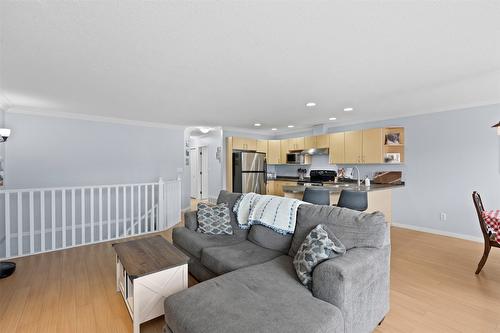 25-1945 Grasslands Boulevard, Kamloops, BC - Indoor Photo Showing Living Room