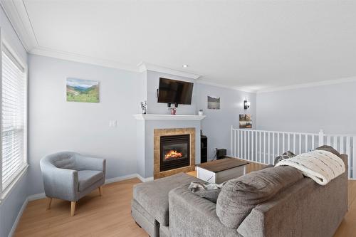 25-1945 Grasslands Boulevard, Kamloops, BC - Indoor Photo Showing Living Room With Fireplace