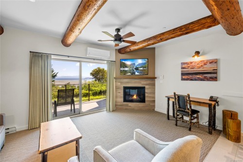 130-1155 Resort Dr, Parksville, BC - Indoor Photo Showing Living Room With Fireplace