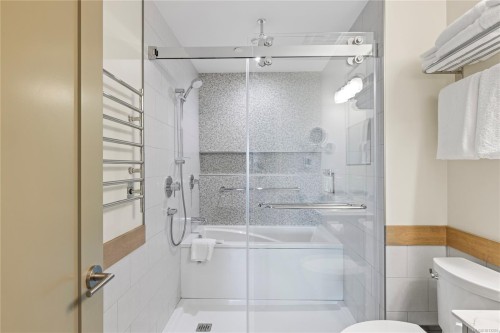 130-1155 Resort Dr, Parksville, BC - Indoor Photo Showing Bathroom