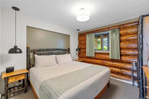 130-1155 Resort Dr, Parksville, BC - Indoor Photo Showing Bedroom