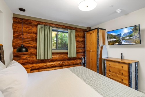 130-1155 Resort Dr, Parksville, BC - Indoor Photo Showing Bedroom