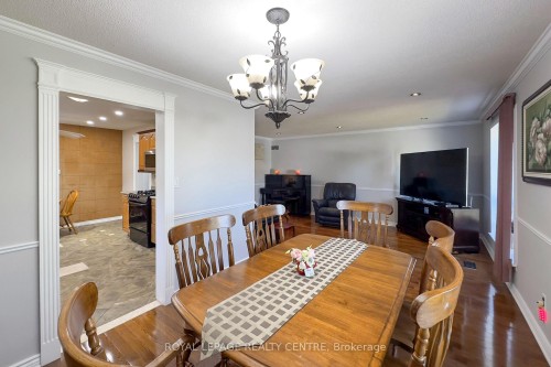 254 Louis Drive, Mississauga, ON - Indoor Photo Showing Dining Room