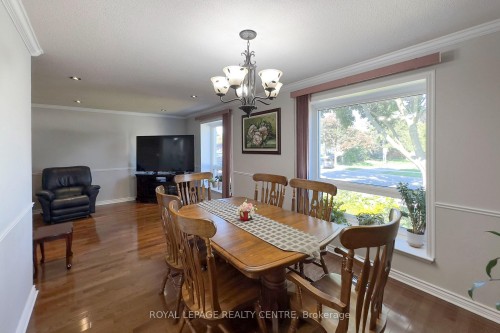 254 Louis Drive, Mississauga, ON - Indoor Photo Showing Dining Room
