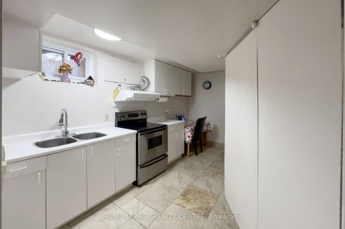 254 Louis Drive, Mississauga, ON - Indoor Photo Showing Kitchen With Double Sink