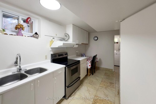 254 Louis Drive, Mississauga, ON - Indoor Photo Showing Kitchen