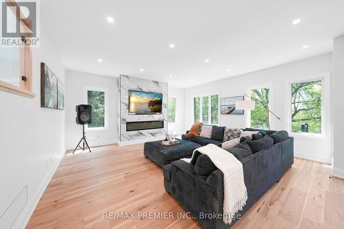 42 Alice Street, East Gwillimbury, ON - Indoor Photo Showing Living Room