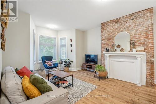 468-470 Besserer Street, Ottawa, ON - Indoor Photo Showing Living Room