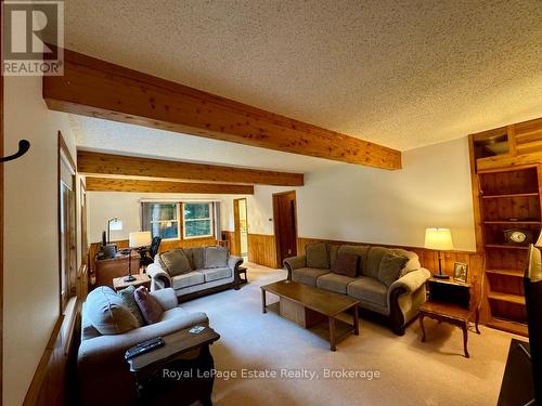 Enter into a warm and spacious living room - 44 Whitefish Boulevard, South Bruce Peninsula, ON - Indoor