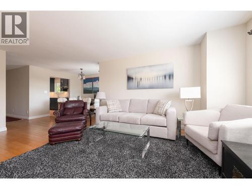 4 260 E 4Th Street, North Vancouver, BC - Indoor Photo Showing Living Room