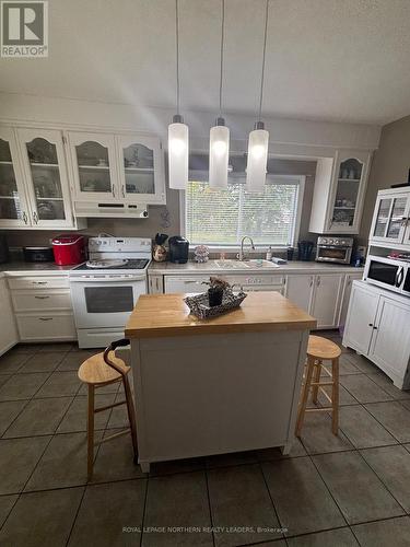 411 Tenth Avenue, Cochrane, ON - Indoor Photo Showing Kitchen