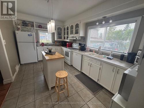 411 Tenth Avenue, Cochrane, ON - Indoor Photo Showing Kitchen