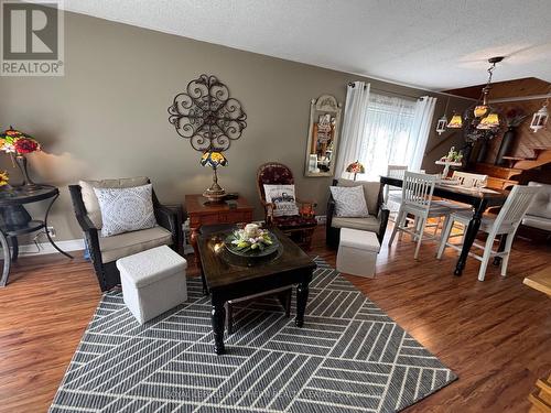 411 Tenth Avenue, Cochrane, ON - Indoor Photo Showing Living Room