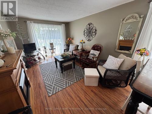 411 Tenth Avenue, Cochrane, ON - Indoor Photo Showing Living Room