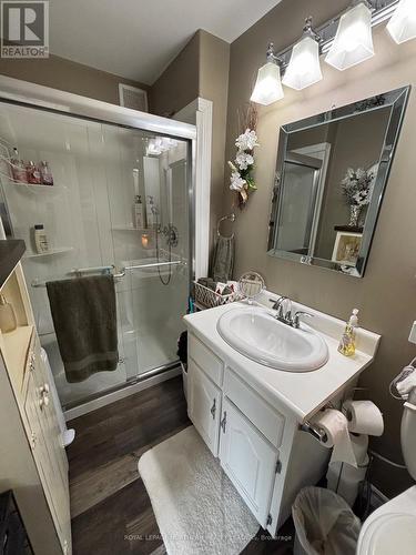 411 Tenth Avenue, Cochrane, ON - Indoor Photo Showing Bathroom