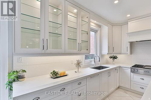 11 Gatcombe Circle, Richmond Hill, ON - Indoor Photo Showing Kitchen With Upgraded Kitchen