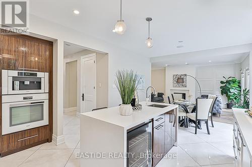 11 Gatcombe Circle, Richmond Hill, ON - Indoor Photo Showing Kitchen