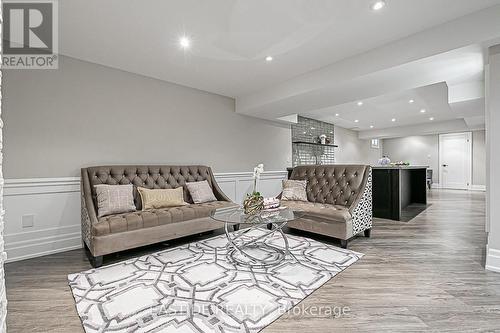 11 Gatcombe Circle, Richmond Hill, ON - Indoor Photo Showing Living Room
