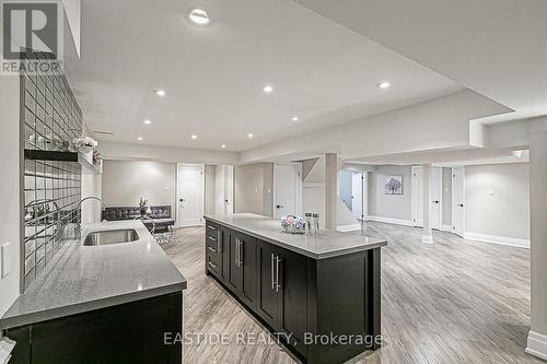 11 Gatcombe Circle, Richmond Hill, ON - Indoor Photo Showing Kitchen