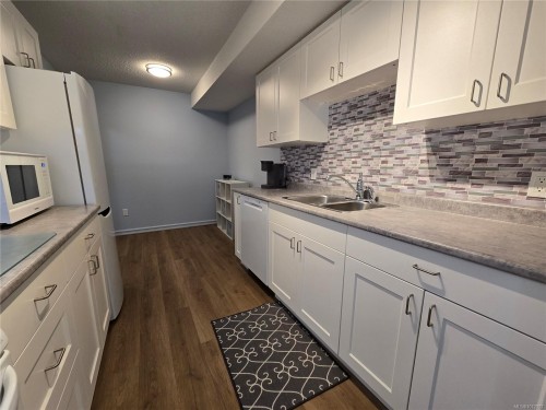101-7450 Rupert St, Port Hardy, BC - Indoor Photo Showing Kitchen With Double Sink