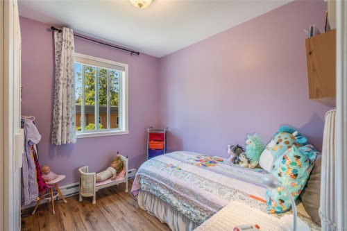 10-161 Fern Rd, Qualicum Beach, BC - Indoor Photo Showing Bedroom