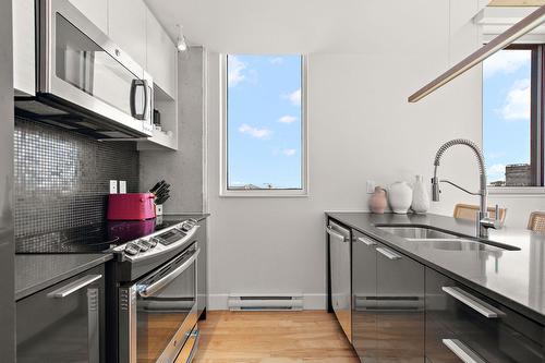 Cuisine - 1201-888 Rue Wellington, Montréal (Ville-Marie), QC - Indoor Photo Showing Kitchen With Double Sink
