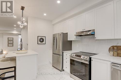 15 Chicago Lane, Markham, ON - Indoor Photo Showing Kitchen
