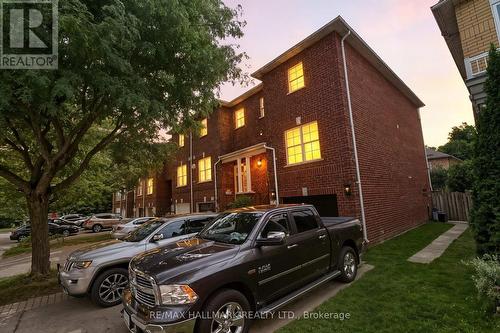 568 Legresley Lane, Newmarket, ON - Outdoor