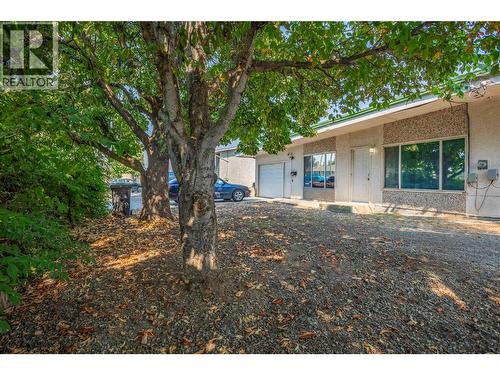 715B Gerstmar Road, Kelowna, BC - Outdoor