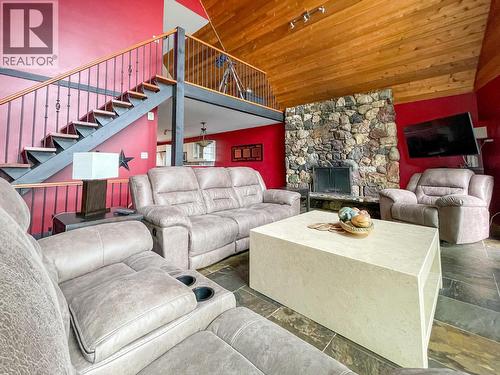 3075 Waverly Road, Sorrento, BC - Indoor Photo Showing Living Room With Fireplace