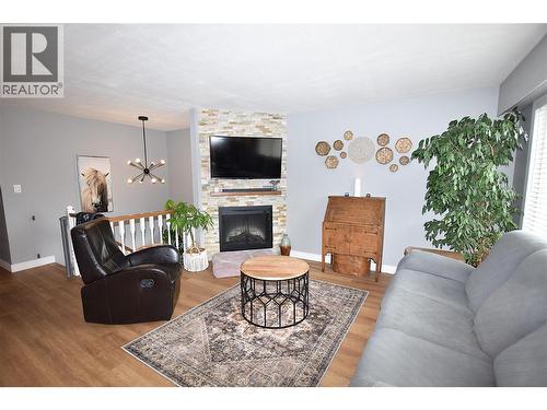 2105 14 Street, Vernon, BC - Indoor Photo Showing Living Room With Fireplace