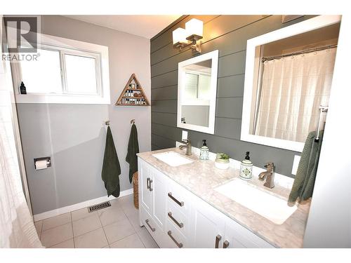 main bath - 2105 14 Street, Vernon, BC - Indoor Photo Showing Bathroom